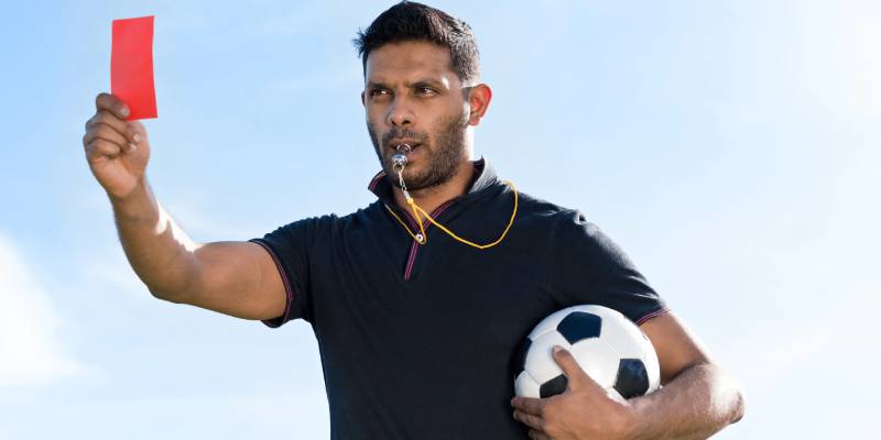 Trọng tài và thẻ đỏ: quyết định cân não trong từng khoảnh khắc